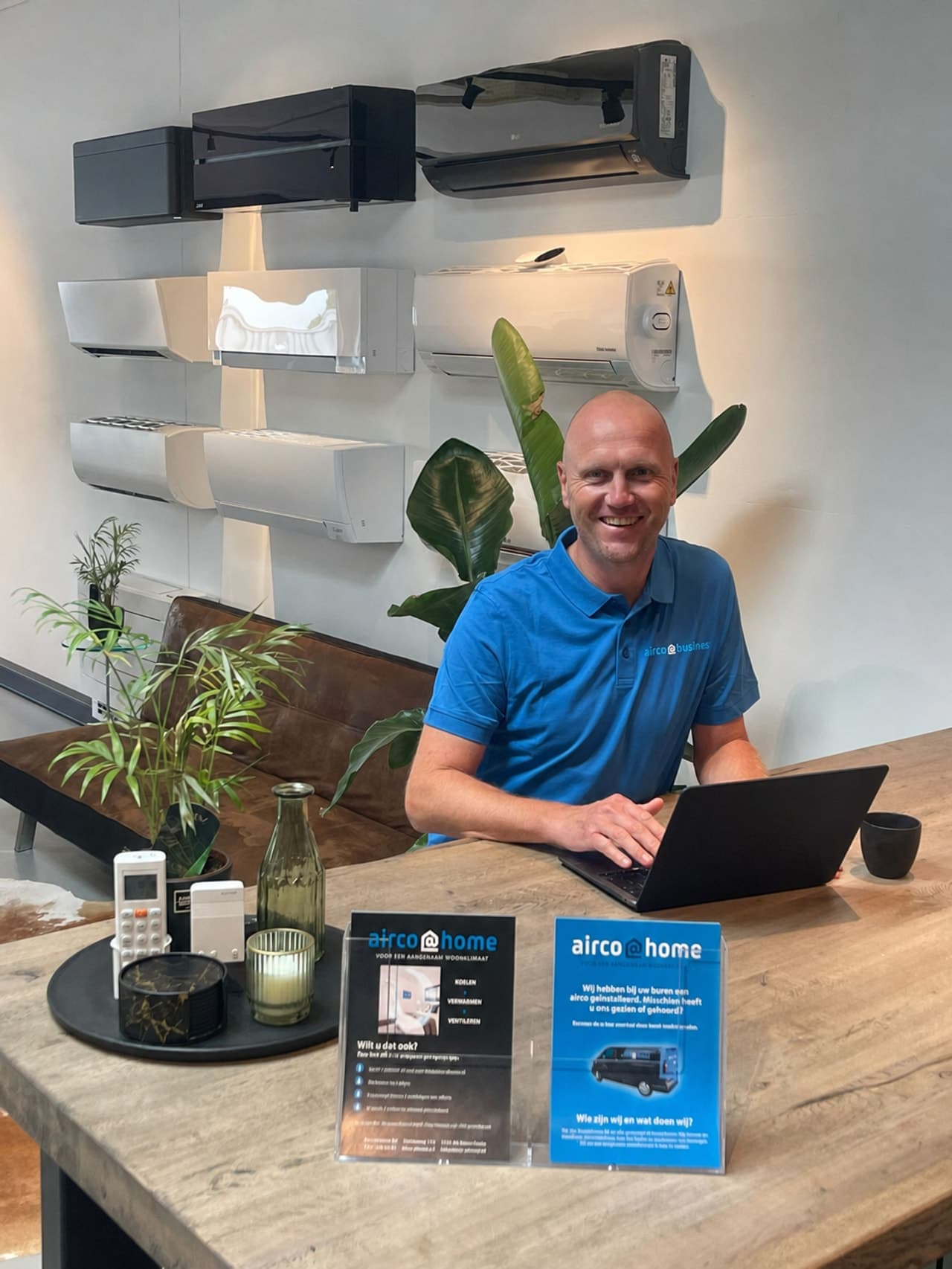 Airco@Business advisor in the showroom